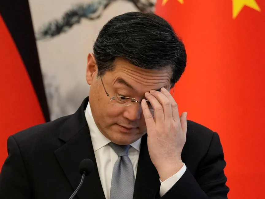 وزير الخارجية الصيني السابق تشين جانج خلال مؤتمر صحافي مع نظيرته الألمانية آنذاك أنالينا بيربوك في بكين. 14 أبريل 2023 - Reuters