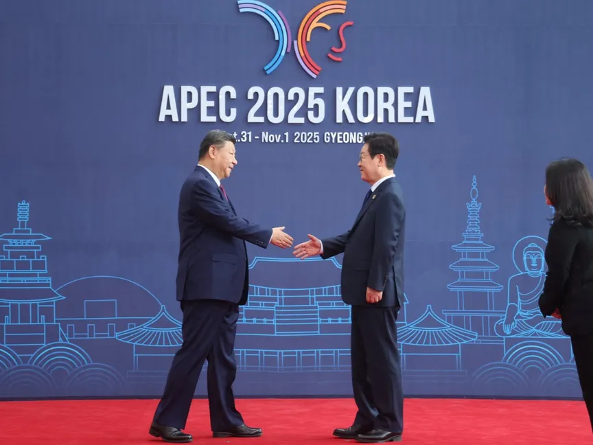 رئيس كوريا الجنوبية لي جاي ميونج يستقبل نظيره الصيني شي جين بينج في قمة "أبيك". 31 أكتوبر 2025 - Reuters