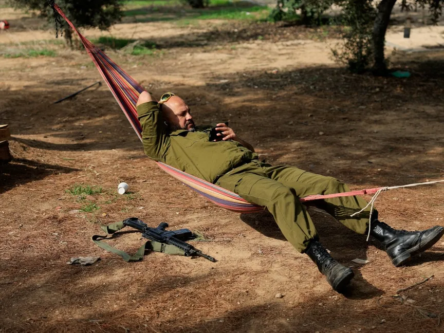 جندي إسرائيلي يستريح قرب الحدود بين إسرائيل وقطاع غزة. 27 ديسمبر 2023 - REUTERS