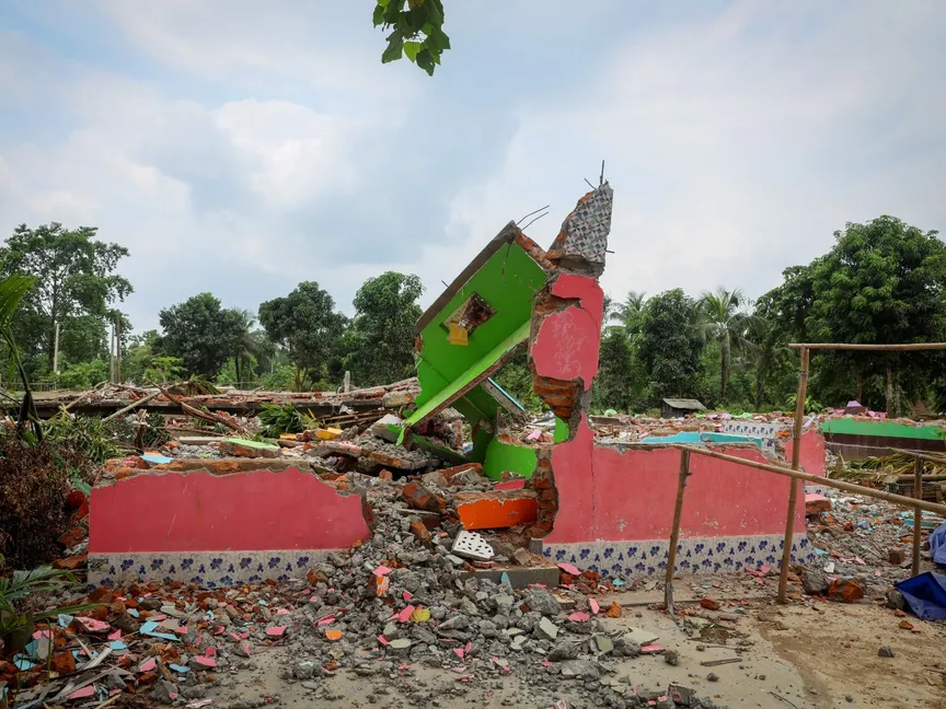 حُطام منزل بعد حملة هدم قامت بها السلطات في منطقة جولبارا في ولاية آسام شمال شرق الهند. 18 يوليو 2025 - REUTERS