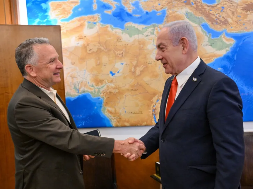 رئيس الوزراء الإسرائيلي بنيامين نتنياهو يصافح المبعوث الأميركي الخاص إلى الشرق الأوسط ستيف ويتكوف. 31 يوليو 2025 - x/netanyahu