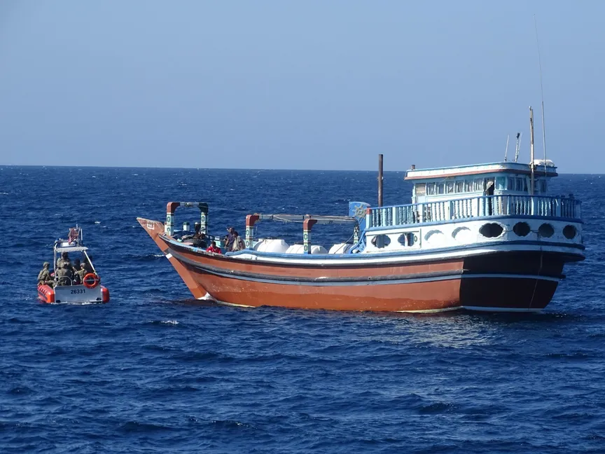 جنود من البحرية الأميركية يحيطون بسفينة قالت القيادة المركزية الأميركية إنها كانت تهرب أسلحة إلى الحوثيين من إيران. 18 يناير 2024 - twitter.com/CMF_Bahrain