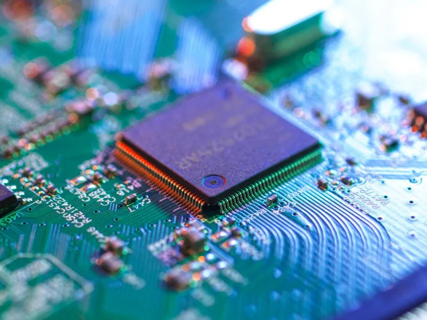 لقطة مقربة للوحة دائرة إلكترونية توضح رقائق دقيقة ومكونات أخرى. 7 فبراير 2024 - AFP
