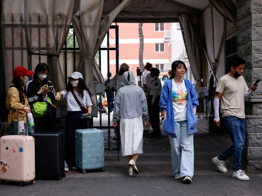 طالبة دراسات عليا صينية تخرج من حرم جامعتها في بكين خلال مقابلة مع "رويترز" بشأن إجراءات التأشيرة لدراسة الدكتوراه في الولايات المتحدة- 30 مايو 2025 - Reuters