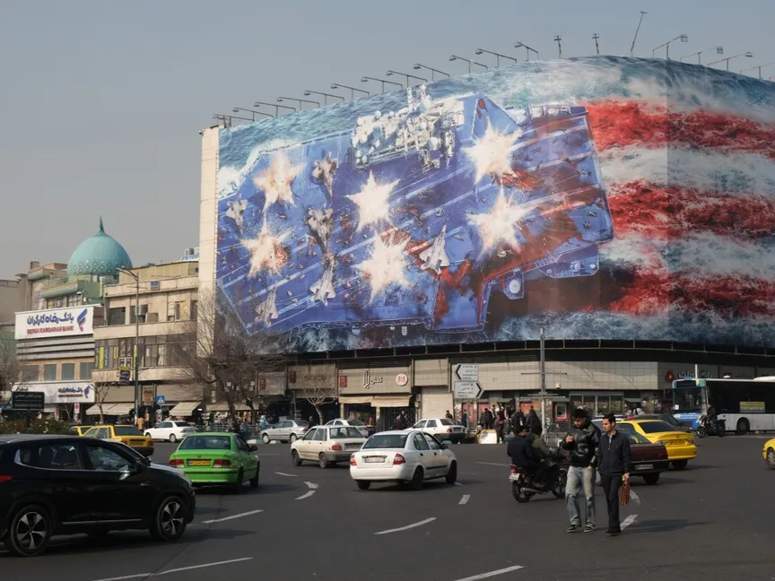 لافتة دعائية في ساحة الثورة وسط طهران تُهدد بتدمير حاملة الطائرات الأميركية. 27 يناير 2026 - Getty Images