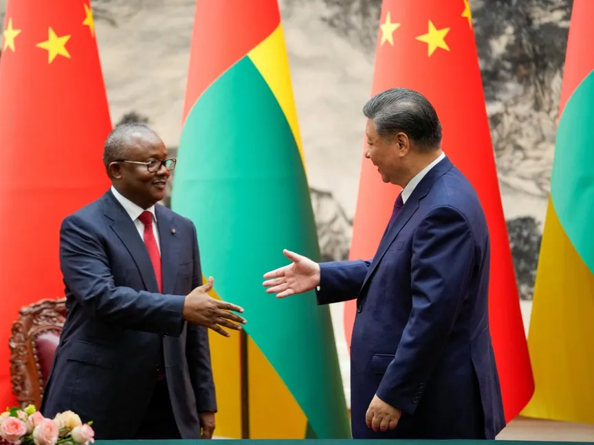 الرئيس الصيني شي جين بينج خلال لقائه مع رئيس غينيا بيساو عمر سيسوكو إمبالو في قاعة الشعب الكبرى في بكين. 10 يوليو 2024 - REUTERS