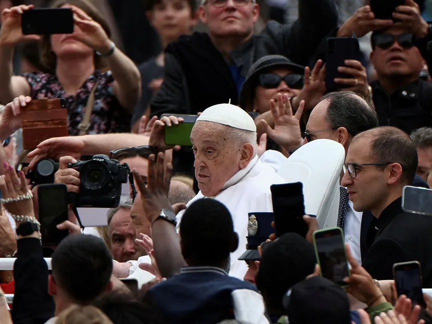 البابا فرنسيس يجوب ساحة القديس بطرس على متن السيارة البابوية، بمناسبة عيد الفصح، في الفاتيكان، 20 أبريل 2025. - REUTERS