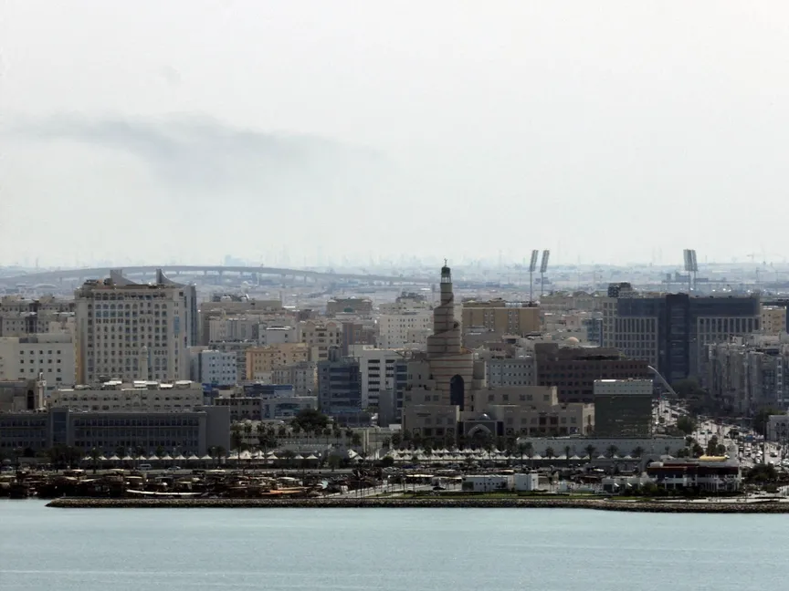 تصاعد الدخان في السماء بعد سماع دوي انفجارات في الدوحة بقطر. 28 فبراير 2026 - Reuters