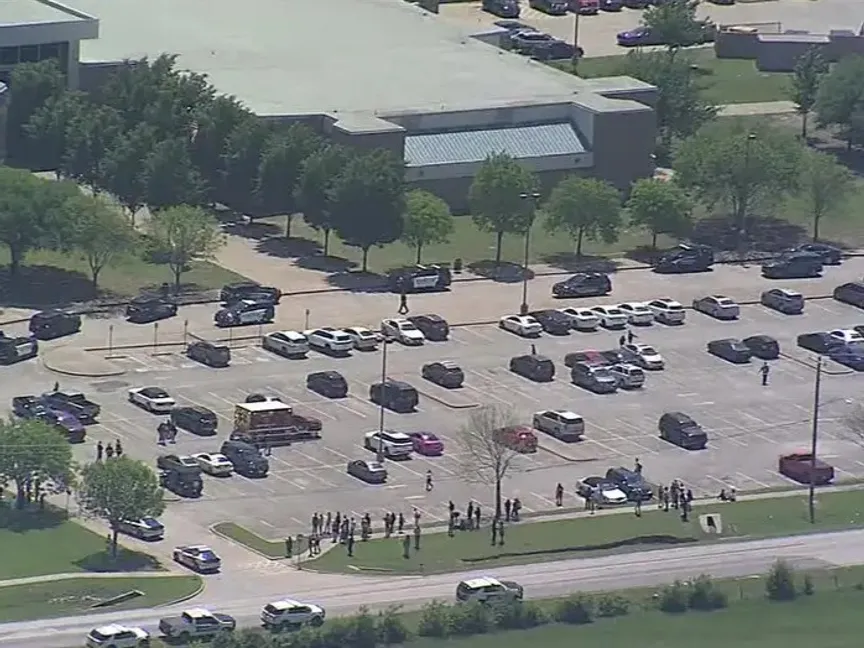 تواجد سيارات الشرطة حول مدرسة ثانوية في مدينة دالاس. 15 أبريل 2025 - fox4news.com