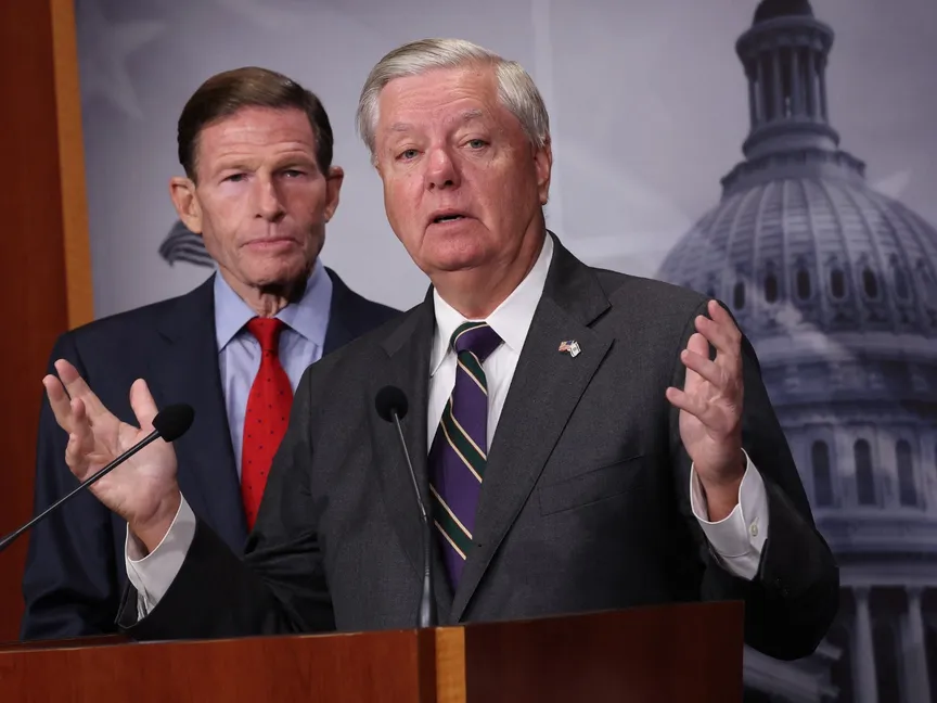 عضو مجلس الشيوخ الأميركي ليندسي جراهام (جمهوري) وإلى جانبه عضو مجلس الشيوخ ريتشارد بلومنثال (ديمقراطي) خلال مؤتمر صحفي في مبنى الكابيتول. واشنطن. 14 نوفمبر 2023 - AFP