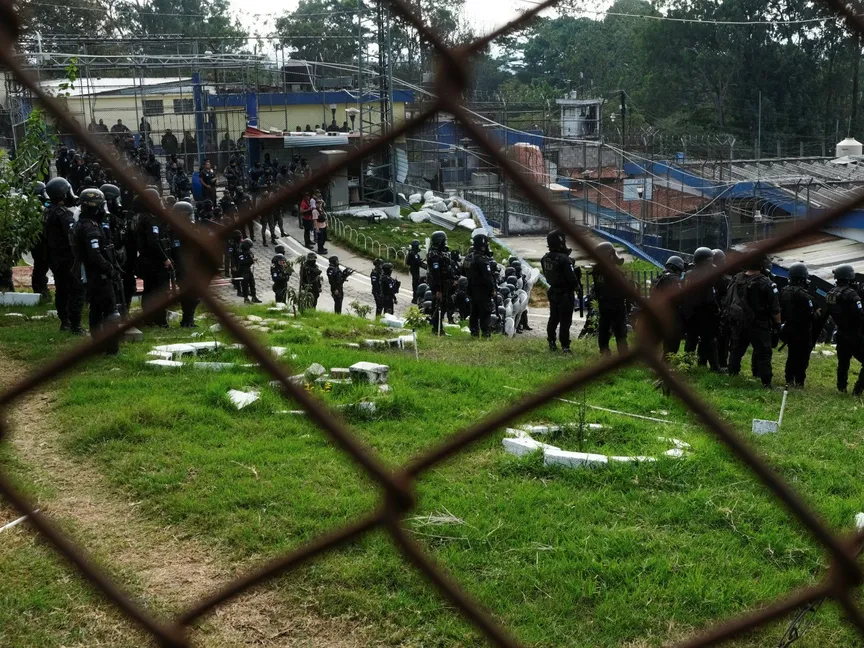 جواتيمالا تعلن الأحكام العرفية بعد تحرير رهائن احتجزوا في شغب بأحد السجون