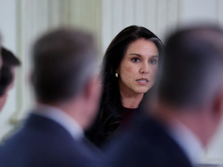 مديرة الاستخبارات الوطنية الأميركية تولسي جابارد في البيت الأبيض. 23 أكتوبر 2025 - Reuters