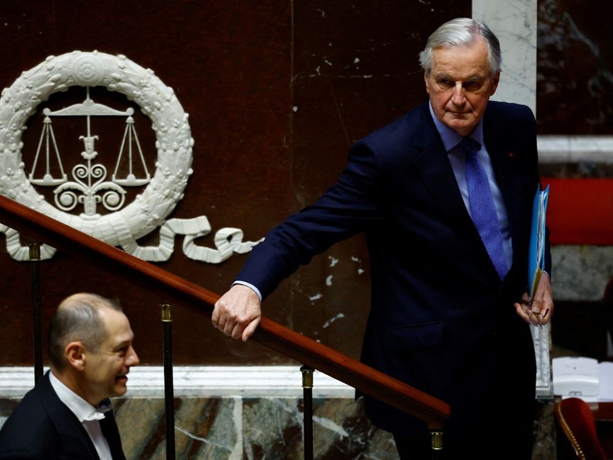 بعد سقوط الحكومة.. ماكرون أمام خيارات ضيقة للخروج من الأزمة السياسية