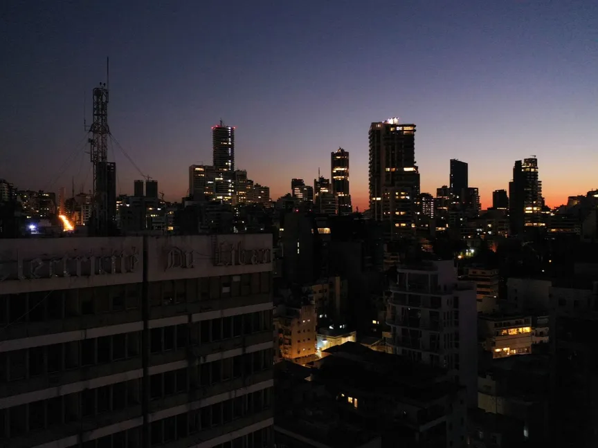 الظلام يلف مبنى كهرباء لبنان في العاصمة اللبنانية بيروت بسبب انقطاع الكهرباء. 19 نوفمبر 2022. - REUTERS