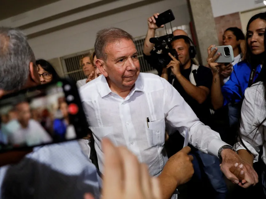 مرشح المعارضة الفنزويلية للرئاسة إدموندو جونزاليس أثناء الإدلاء بصوته في الانتخابات الرئاسية بالعاصمة كاراكاس. 28 يوليو 2024 - REUTERS