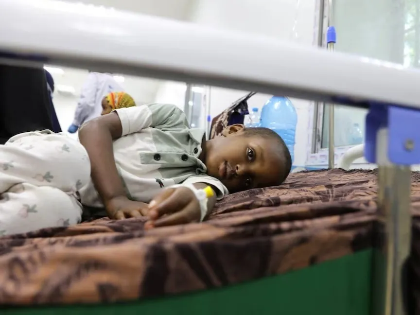 طفل مصاب بالدفتيريا يتلقى العلاج داخل جناح في مستشفى دي مارتينو العام، مقديشو، الصومال. 13 أغسطس 2025 - Reuters