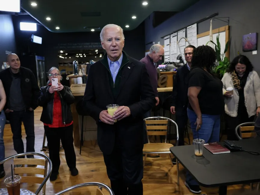 الرئيس الأميركي جو بايدن يجيب على أسئلة الصحافيين في مقهى بولاية بنسلفانيا. 12 يناير 2024 - Reuters