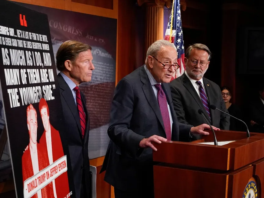 زعيم الأقلية الديمقراطية في مجلس الشيوخ الأميركي تشاك شومر في مؤتمر صحافي في مبنى الكابيتول. 30 يوليو 2025 - REUTERS