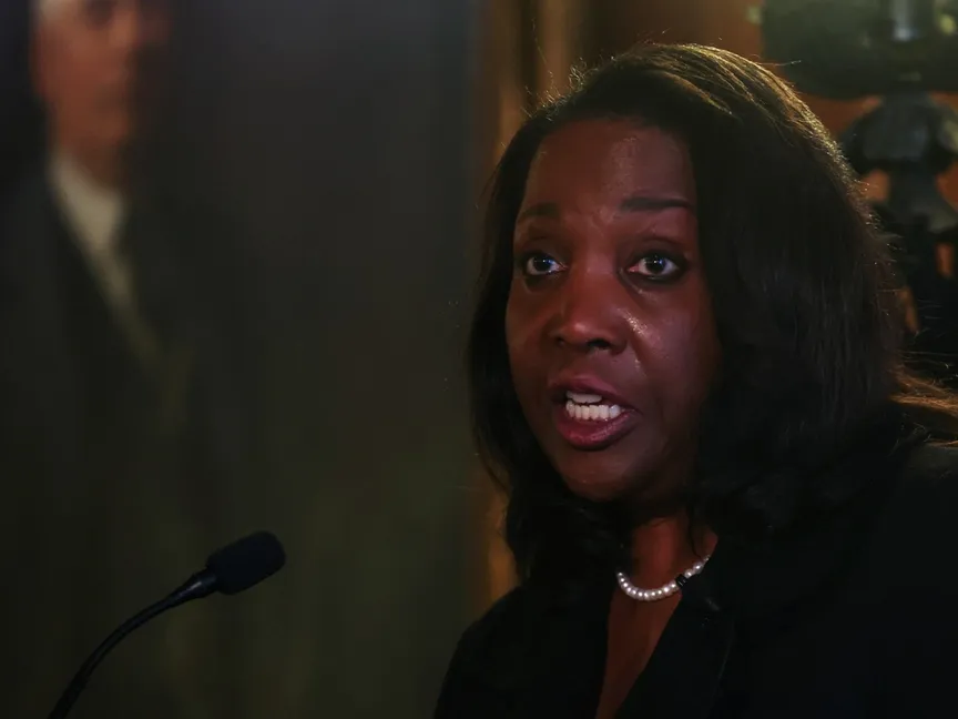 ليزا كوك، عضوة مجلس الاحتياطي الفيدرالي، تتحدث في النادي الاقتصادي بنيويورك. 25 يونيو 2024 - REUTERS