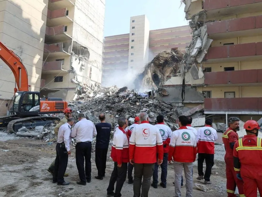 فرق الإنقاذ الإيرانية أمام أحد المباني السكنية التي استهدفتها الغارات الإسرائيلية على طهران. 13 يونيو 2025 - via REUTERS