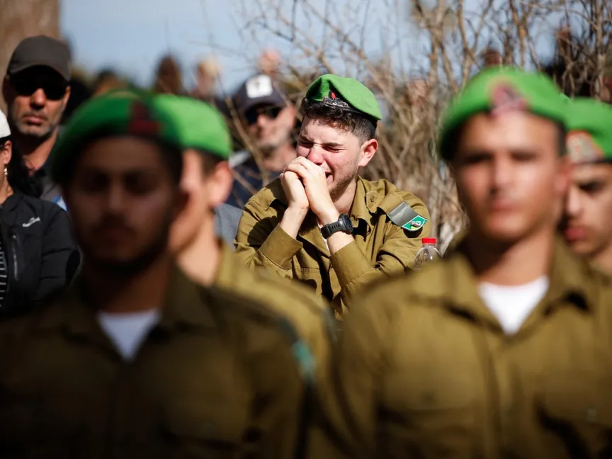 جندي إسرائيلي ينتحب خلال جنازة أحد زملائه بالجيش الإسرائيلي في كفار تفور بإسرائيل. 14 يناير 2025 - REUTERS