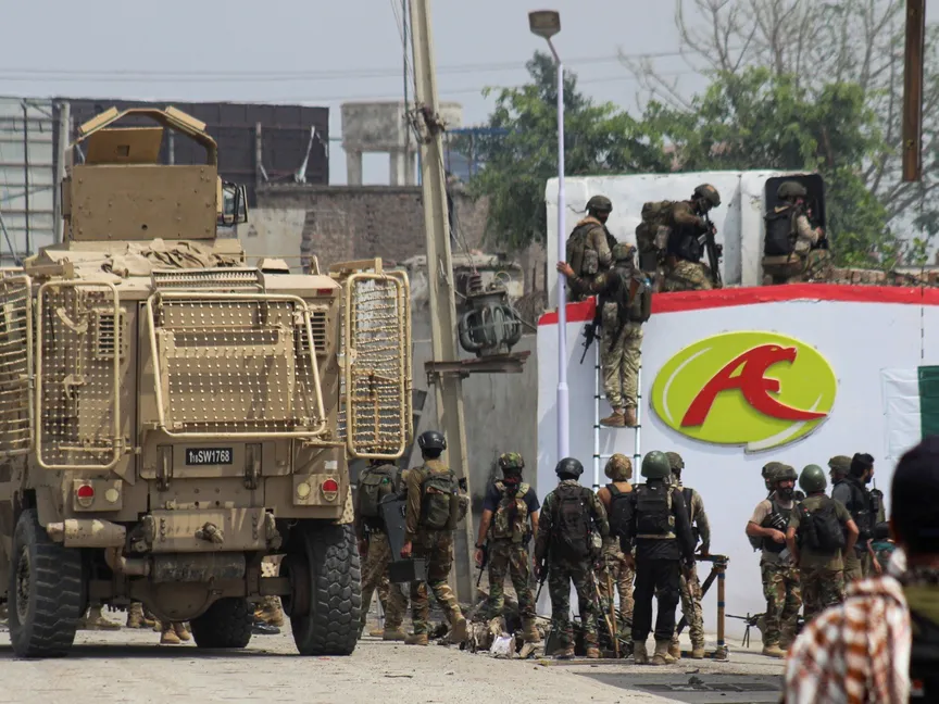 جنود من الجيش الباكستاني عقب هجوم شنّه مسلحون على مقرّ حرس الحدود في إقليم خيبر بختونخوا- 2 سبتمبر 2025 - Reuters