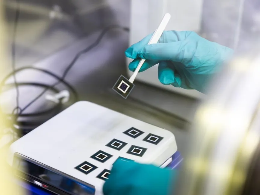 فريق بحثي من جامعة الملك عبد الله للعلوم والتقنية (كاوست) بالتعاون مع معهد فراونهوفر وجامعة فرايبورج يطور تقنية جديدة تعزز كفاءة واستقرار الخلايا الشمسية. 8 سبتمبر 2025