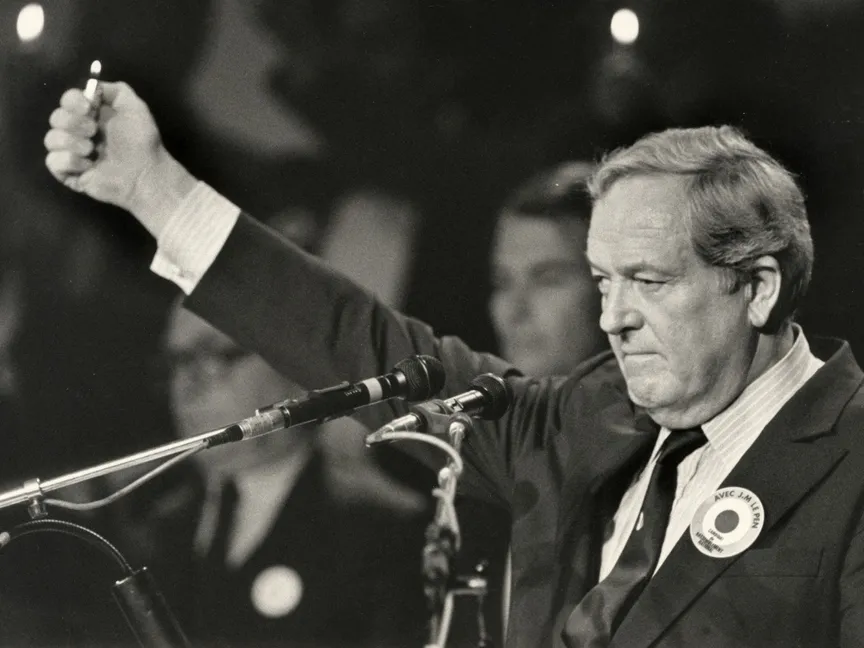 زعيم حزب الجبهة الوطنية اليميني المتطرف الفرنسي جان ماري لوبان يحمل ولاعة خلال تجمع انتخابي بالقرب من باريس. 6 مارس 1986 - Reuters