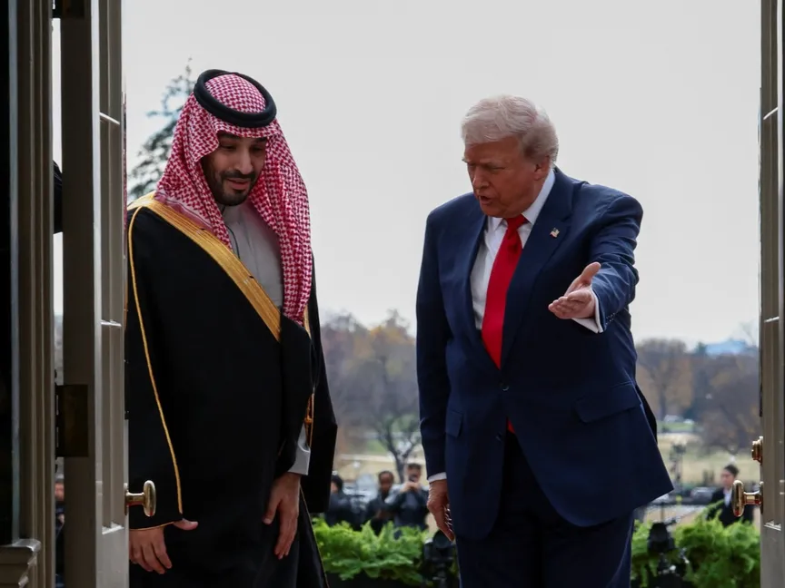 الرئيس الأميركي دونالد ترمب وولي العهد السعودي الأمير محمد بن سلمان يدخلان البيت الأبيض في العاصمة واشنطن بالولايات المتحدة. 18 نوفمبر 2025 - REUTERS