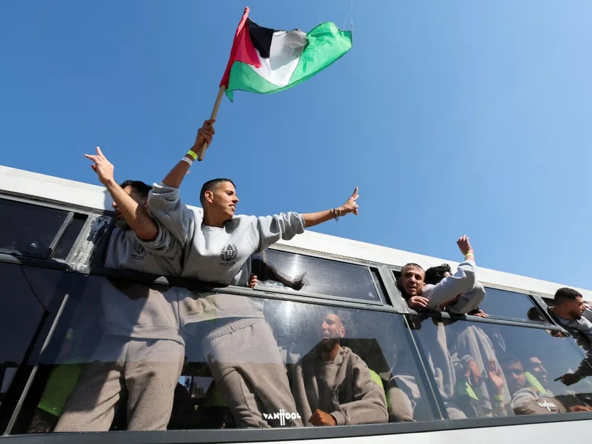 أسرى فلسطينيون محررون بعد إطلاق سراحهم كجزء من صفقة تبادل أسرى واتفاق وقف إطلاق النار في غزة بين حماس وإسرائيل، في خان يونس، جنوب قطاع غزة. 1 فبراير 2025 - Reuters