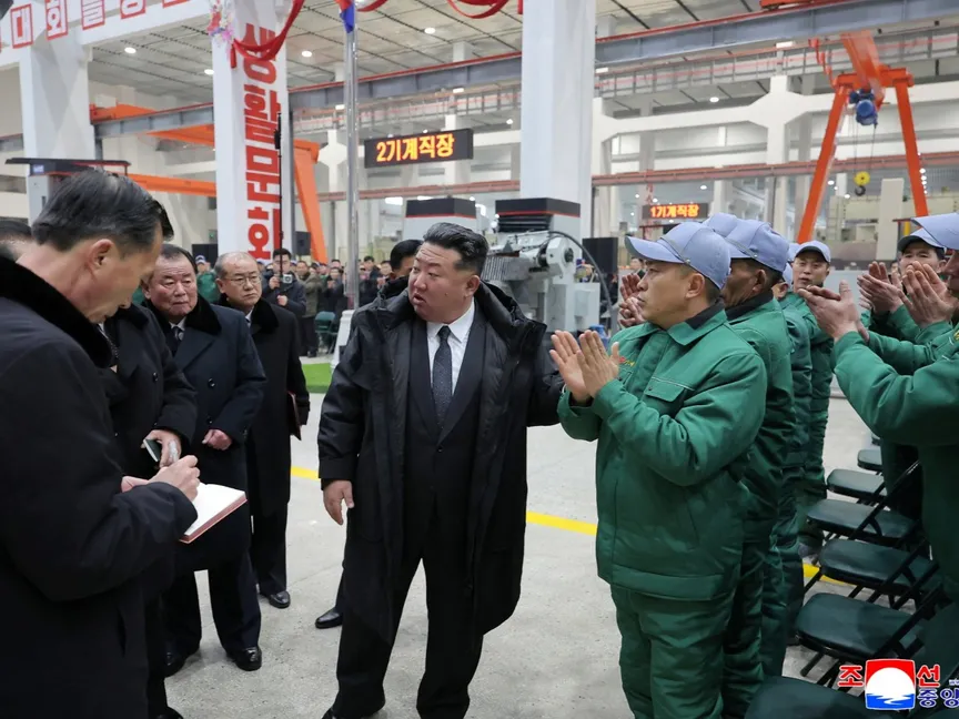 زعيم كوريا الشمالية يقيل نائب رئيس الوزراء خلال تفقد مصنع للآلات