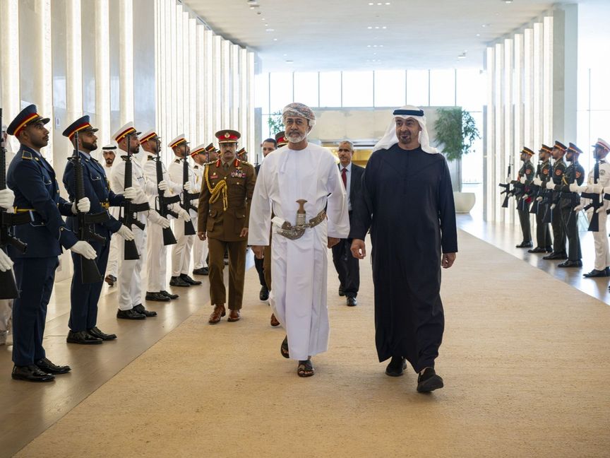 رئيس الإمارات وسلطان عمان يبحثان "التطورات الخطيرة" في الشرق الأوسط
