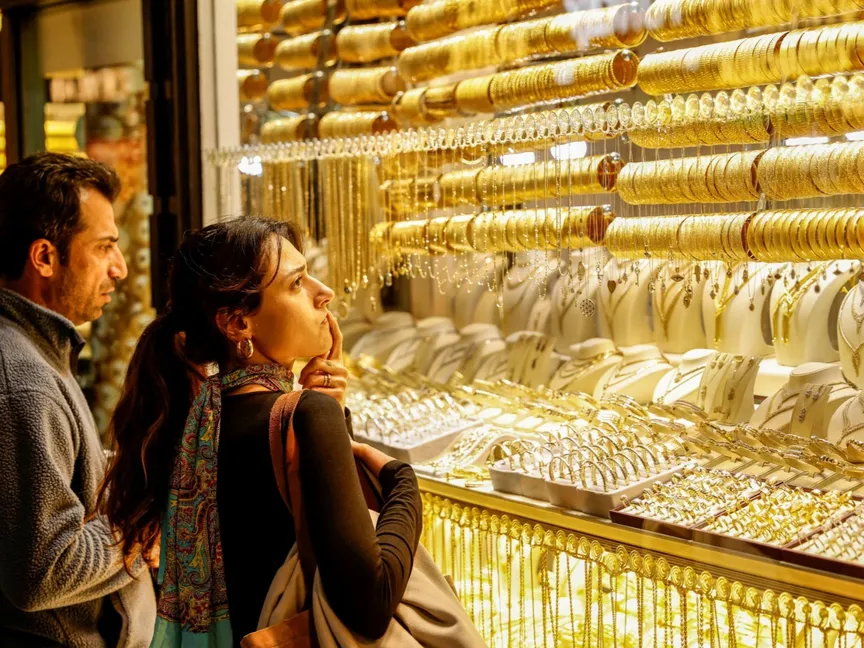 أشخاص خارج متجر للمشغولات الذهبية في البازار الكبير بمدينة إسطنبول. 26 يناير 2026 - REUTERS