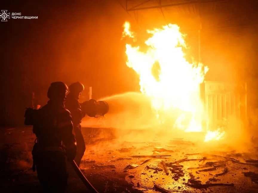 رجال الإطفاء يعملون في موقع تعرضت لقصف روسي بطائرة مسيرة قرب بلدة نيزين مدينة تشيرنيهيف شمال أوكرانيا. 15 سبتمبر 2025 - REUTERS