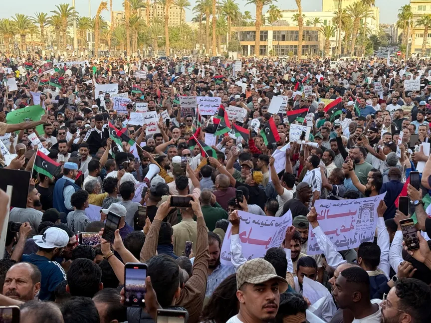 متظاهرون يطالبون بإسقاط حكومة الوحدة الوطنية الليبية برئاسة عبد الحميد الدبيبة (المقالة من البرلمان) في ساحة الشهداء في العاصة طرابلس. 23 مايو 2025 - Reuters