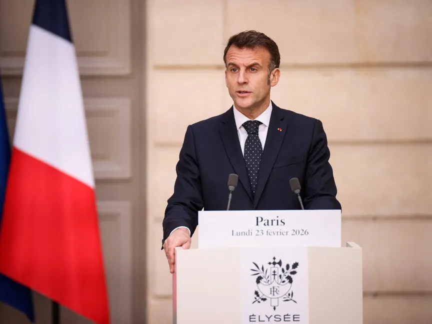 ماكرون يطلب من ترمب رفع العقوبات عن مسؤولين أوروبيين