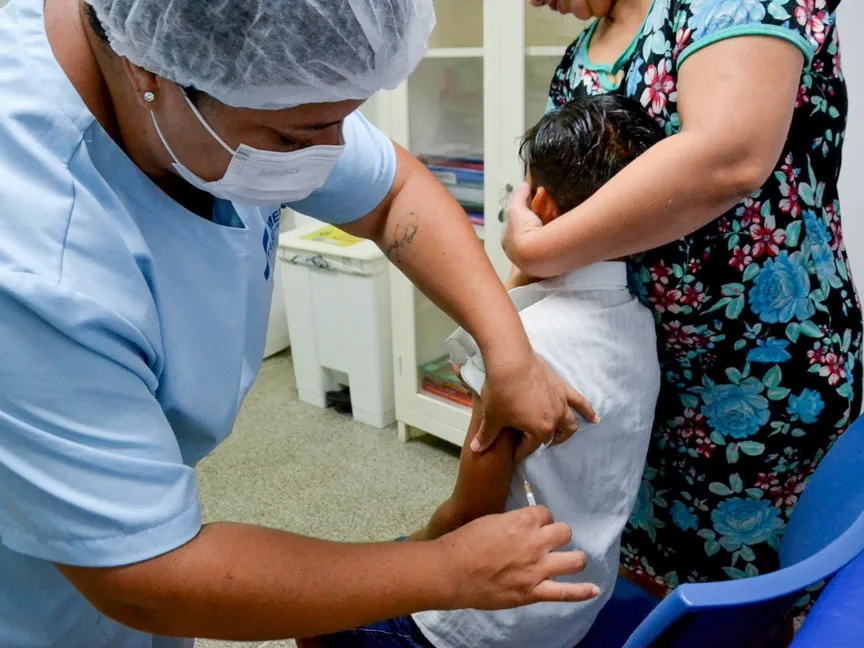 طفل يتلقى جرعة من لقاح حمى الضنك في مركز صحي بالبرازيل. 20 فبراير 2024 - AFP