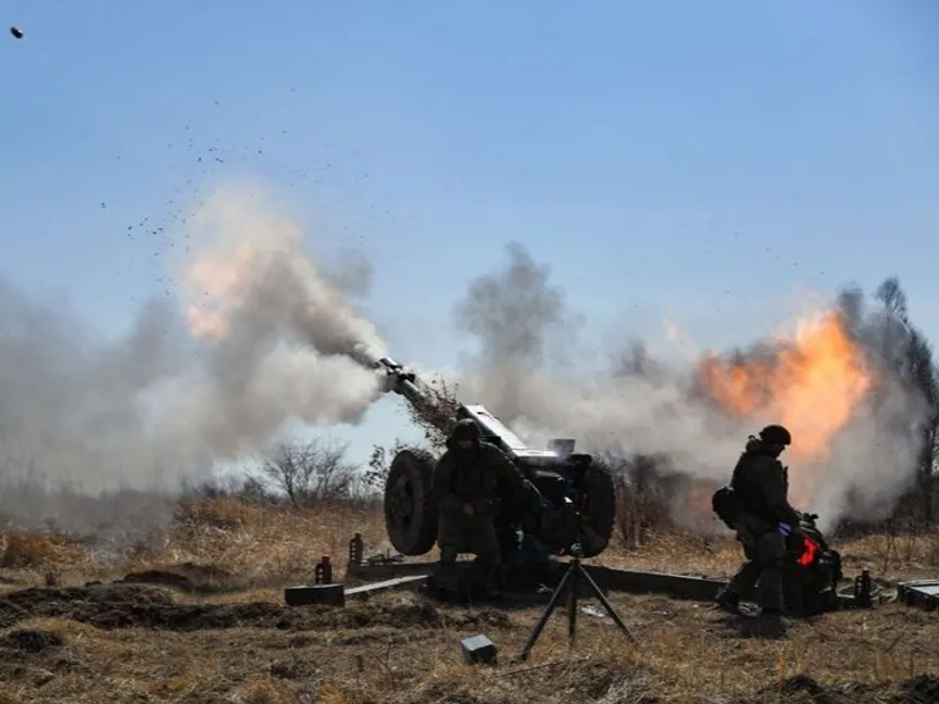 الجيش الروسي يستخدم مدفع من طراز "هاوتزر D-30"- مارس 2021 - Getty