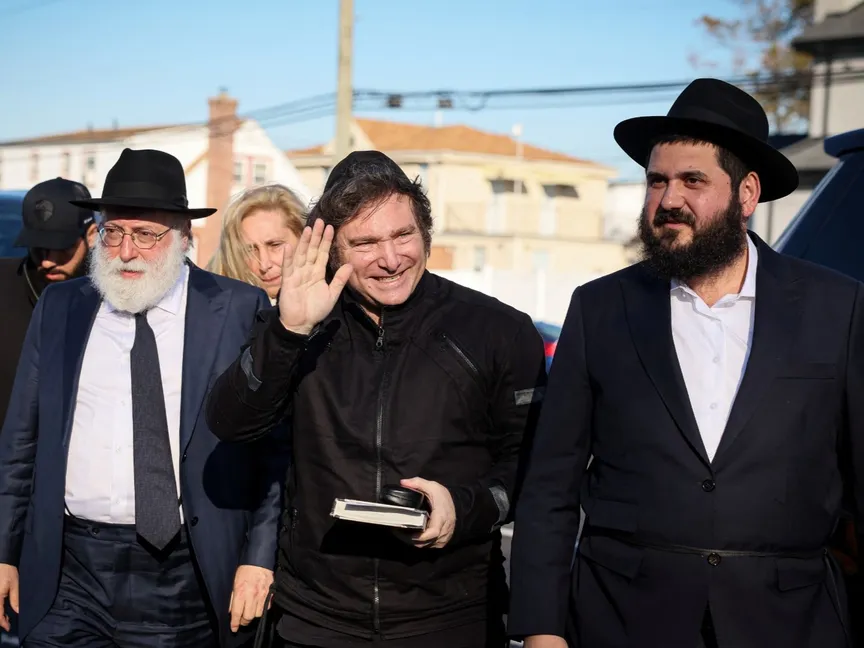 الرئيس الأرجنتيني المنتخب خافيير ميلي خلال زيارته لضريح حاخام في مقبرة مونتيفيوري بمدينة نيويورك.27 نوفمبر 2023. - Reuters