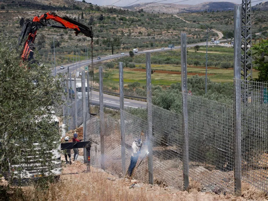 سياج أقامه الاحتلال الإسرائيلي في بلدة سنجل، قرب رام الله، في الضفة الغربية المحتلة، 5 مايو 2025 - REUTERS