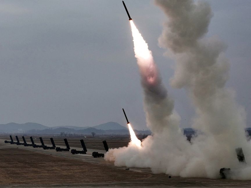 كوريا الشمالية تطلق صواريخ باليستية قصيرة المدى بعد يوم واحد من إطلاق آخر