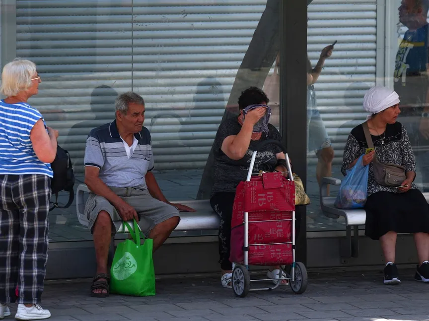 مجموعة أشخاص في محطة الحافلات بحيفا بعد أن أعلن الرئيس الأميركي دونالد ترمب وقف إطلاق النار بين إسرائيل وإيران. إسرائيل في 24 يونيو 2025 - reuters