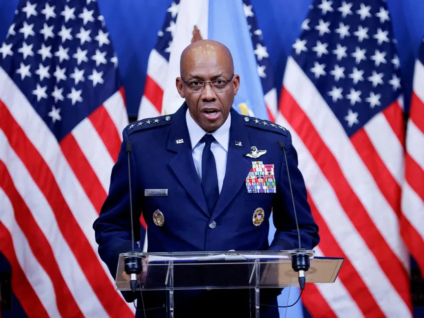 رئيس هيئة الأركان الأميركية المشتركة الجنرال تشارلز براون في مؤتمر صحافي ببروكسل. 11 أكتوبر 2023 - REUTERS