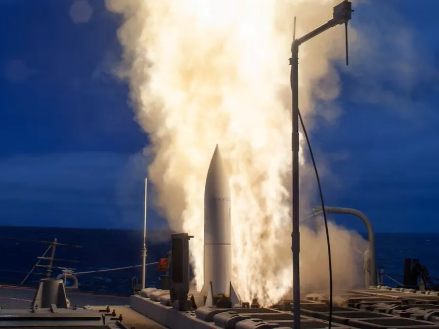 البحرية الأميركية وRaytheon تعززان إنتاج الذخائر عبر صفقة صواريخ SM-6