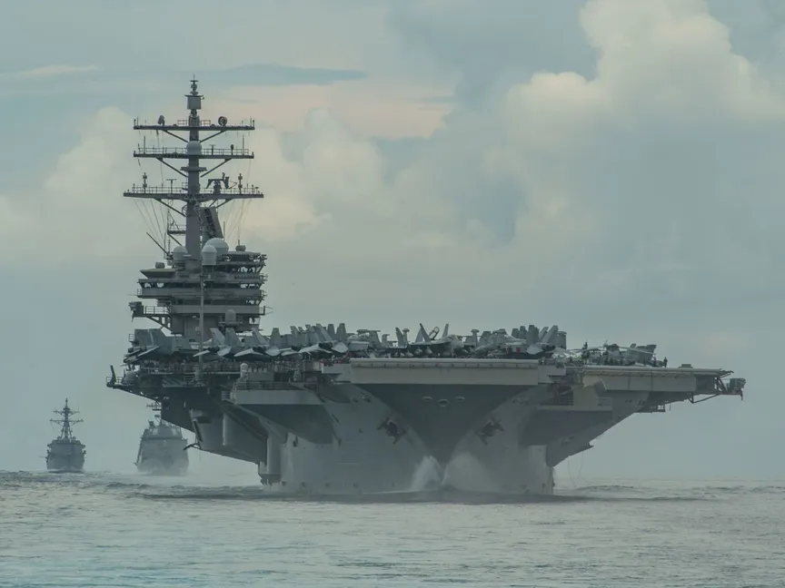حاملة الطائرات الأميركية USS Ronald Reagan خلال إبحارها في بحر الفلبين. 19 يوليو 2020 - REUTERS