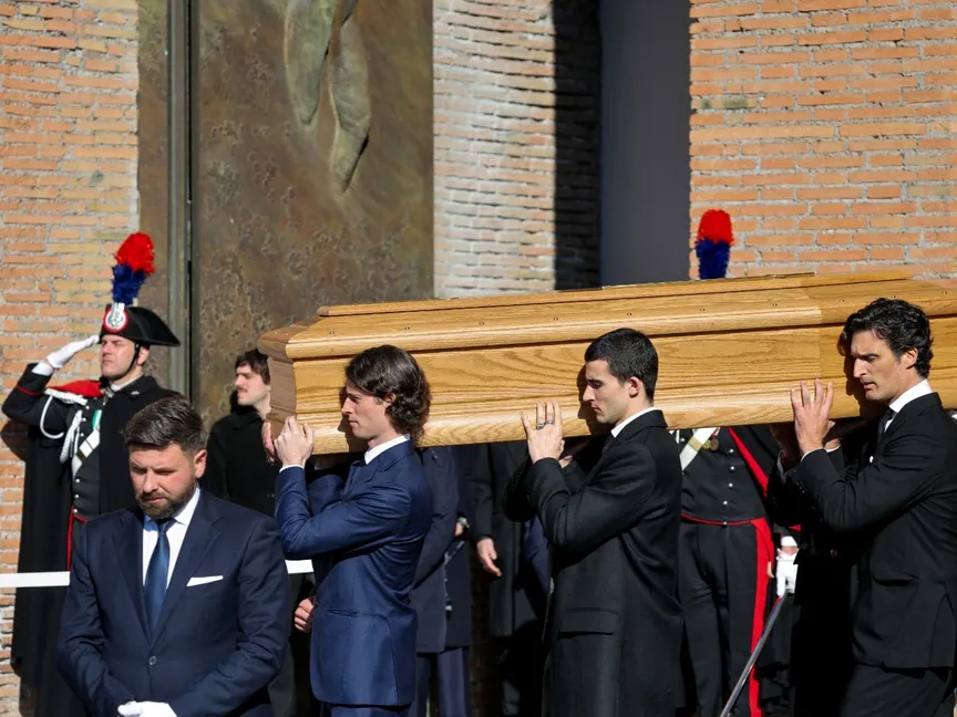 نجوم الموضة والسينما يودعون فالنتينو "إمبراطور" الأزياء الراقية