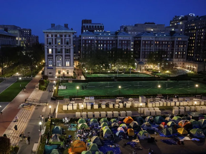 محتجون مناهضون للحرب الإسرائيلية على غزة يعتصمون في مخيم احتجاجي وسط جامعة كولومبيا. نيويورك، الولايات المتحدة. 26 أبريل 2024. - Reuters