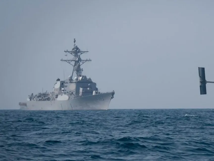 زورق مسيّر يظهر مع مدمرة أميركية خلال تدريبات عسكرية في الشرق الأوسط. 7 أكتوبر 2022. - U.S. Navy