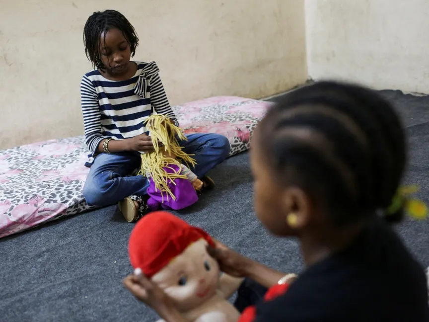 الطفلتان السودانيتان تاليا وتالين أثناء إقامتهما في منطقة بولاق الدكرور بمحافظة الجيزة في مصر. 13 مايو 2023 - Reuters