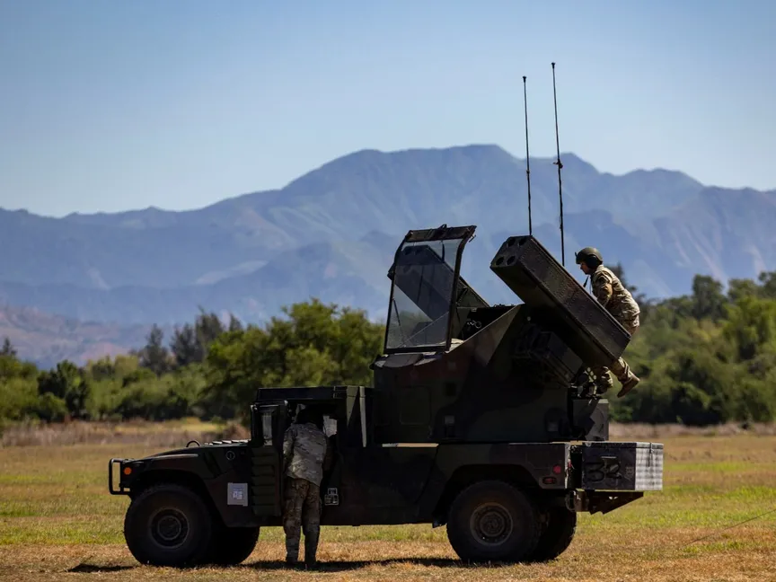 جنود أميركيون يفحصون نظام الدفاع الجوي أفنجر خلال التدريبات العسكرية المشتركة السنوية بين القوات الأميركية والفلبينية باليكاتان في قاعدة بحرية بالفلبين. 27 أبريل 2025 - Reuters